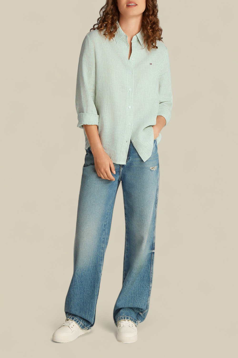 תמונת כל הלוק של חולצת כפתורים מפשתן